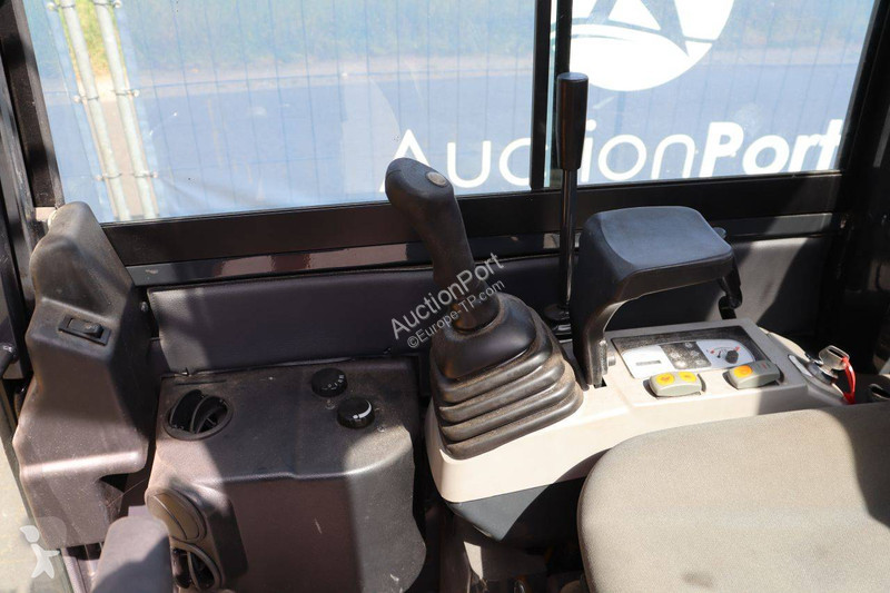 جرافة Komatsu PC16R-3HS