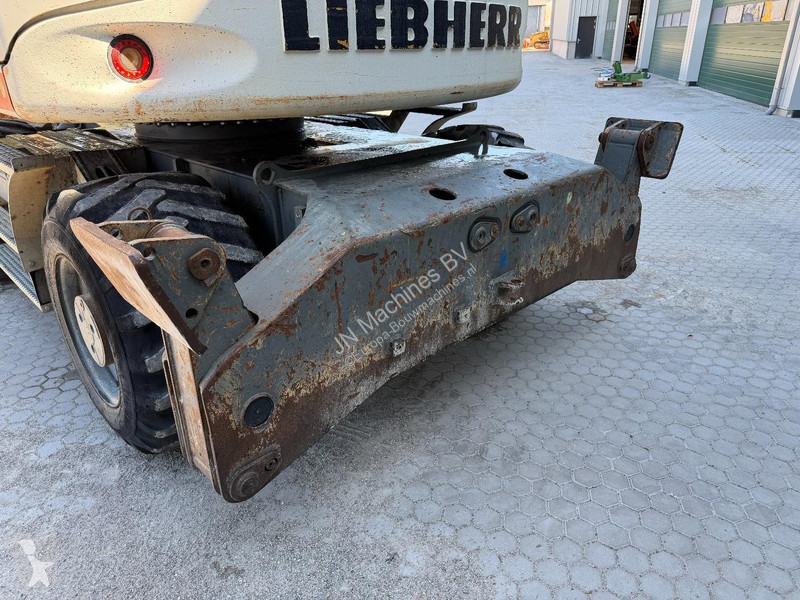Lopatový nakládač Liebherr A Compact Outriggers...