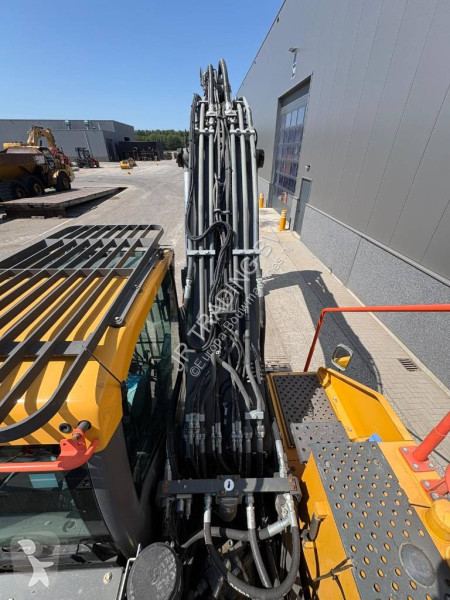 جرافة Volvo EC220ENL (Two Buckets)