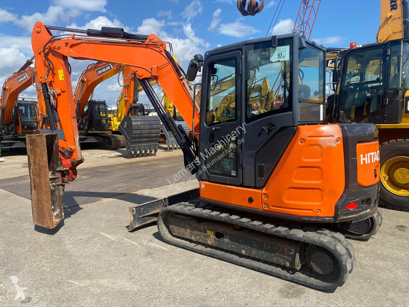 Экскаватор Hitachi ZX65U .
