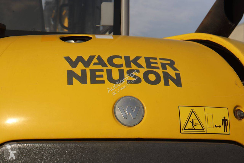 جرافة Neuson 6503