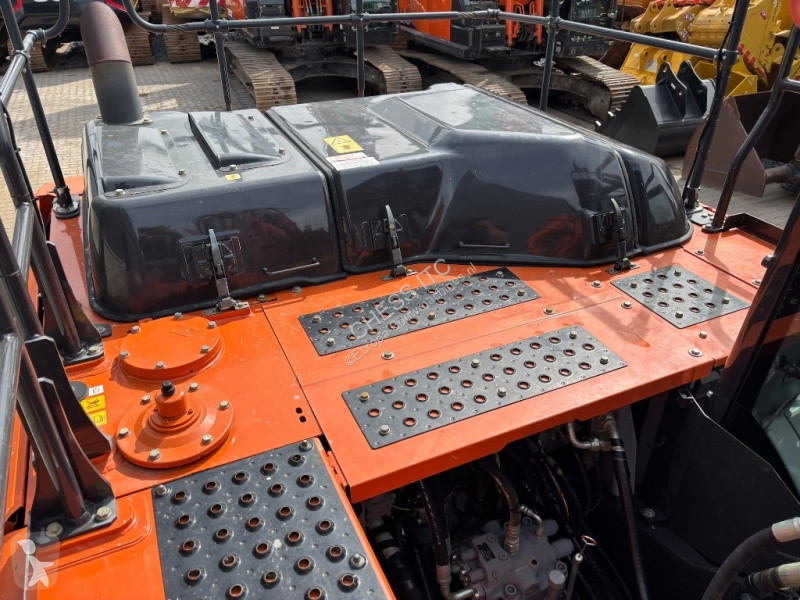 Escavadora Hitachi LC-6