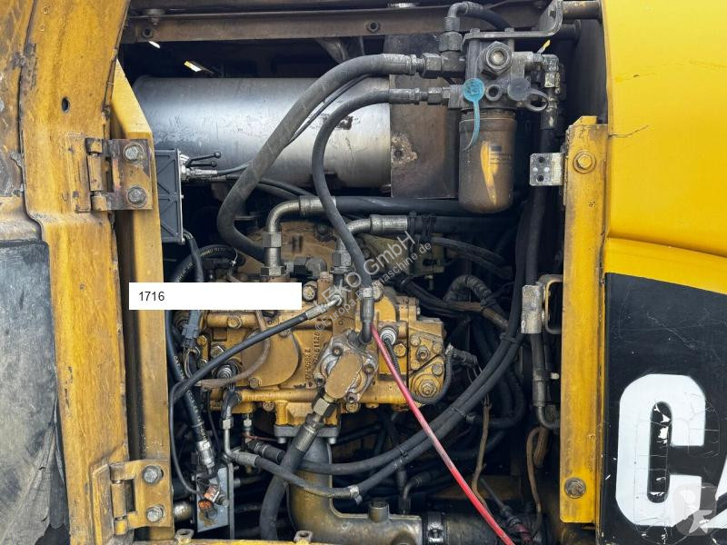 Escavatore Caterpillar C Mit Zwei Löffeln