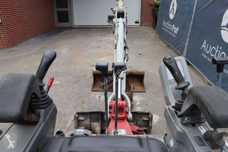 جرافة Takeuchi TB216