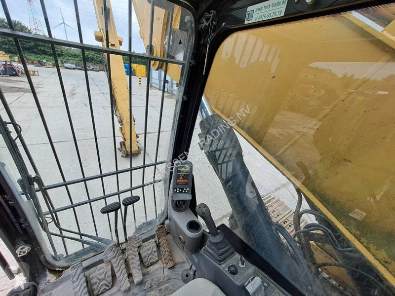 Excavadora Caterpillar UHD