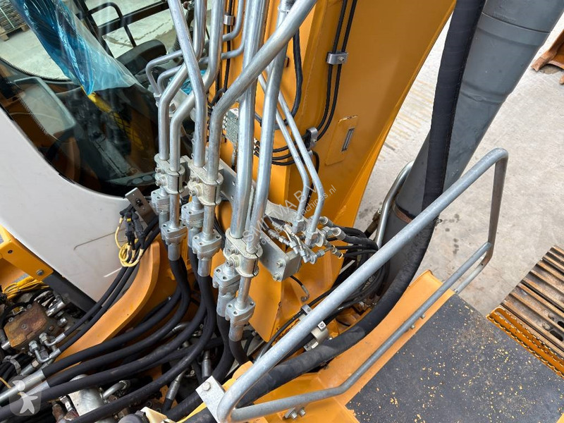 جرافة Liebherr R922 SLC