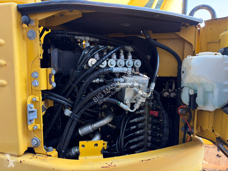 جرافة Komatsu 8