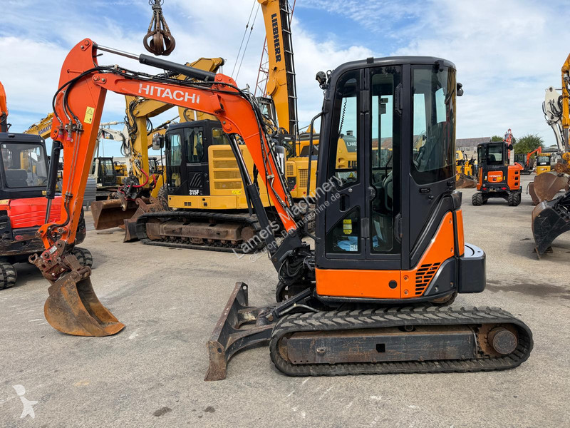 Excavadora Hitachi ZX38U .