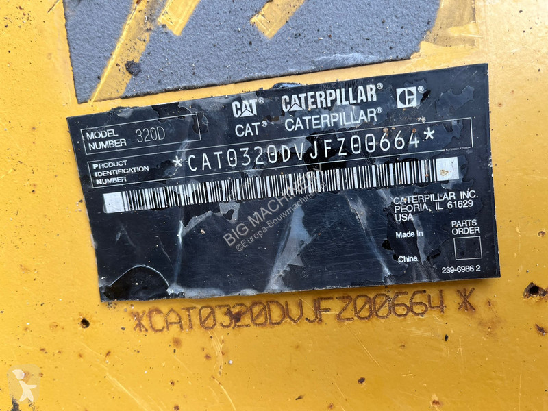 Excavator Caterpillar - bucket with teeth