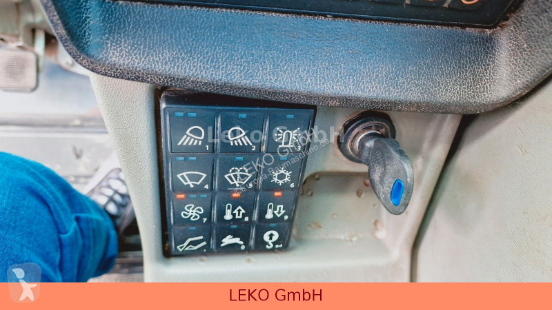جرافة Yanmar B 95W Mit Drei Löffeln und Ein Hammer