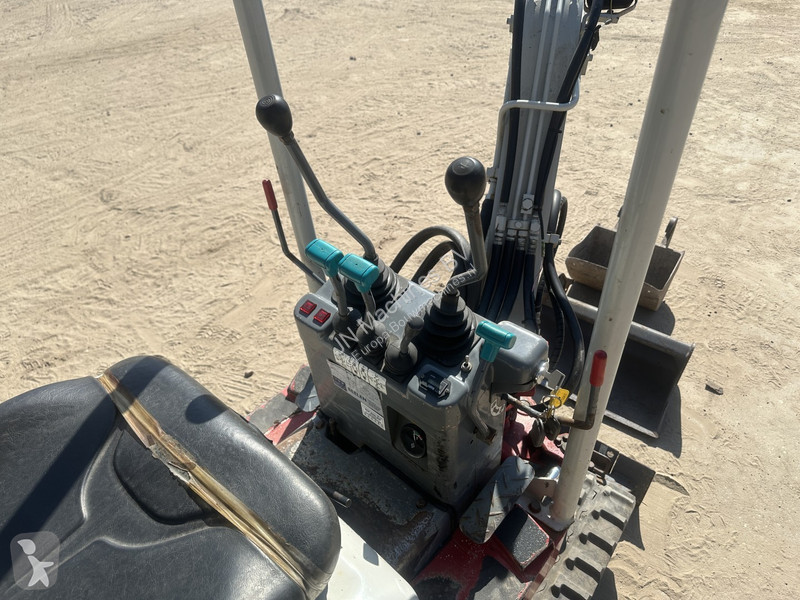 Excavadora Takeuchi 3 buckets