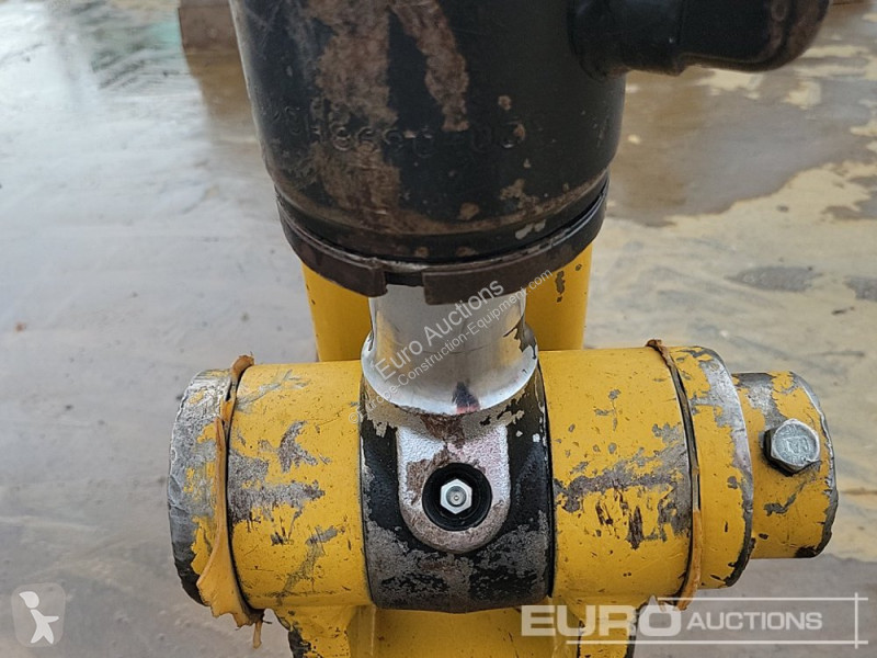 Lopatový nakládač Caterpillar 308E2