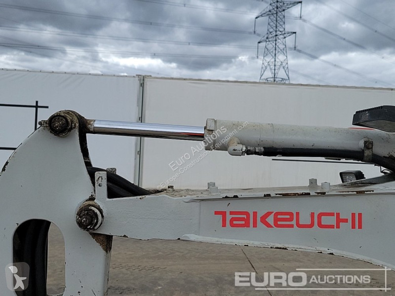 Escavadora Takeuchi TB216