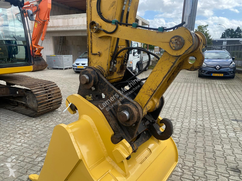 Rýpadlo Caterpillar 323 .