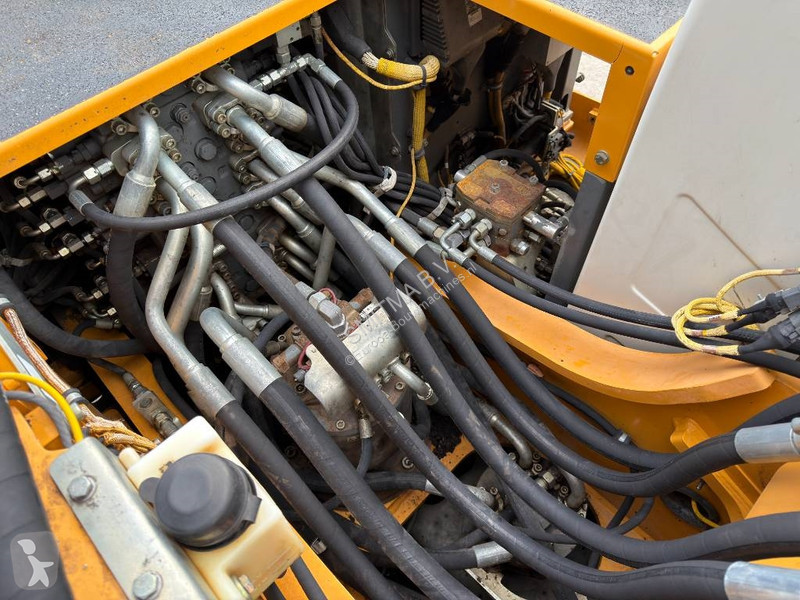 جرافة Liebherr R922 SLC