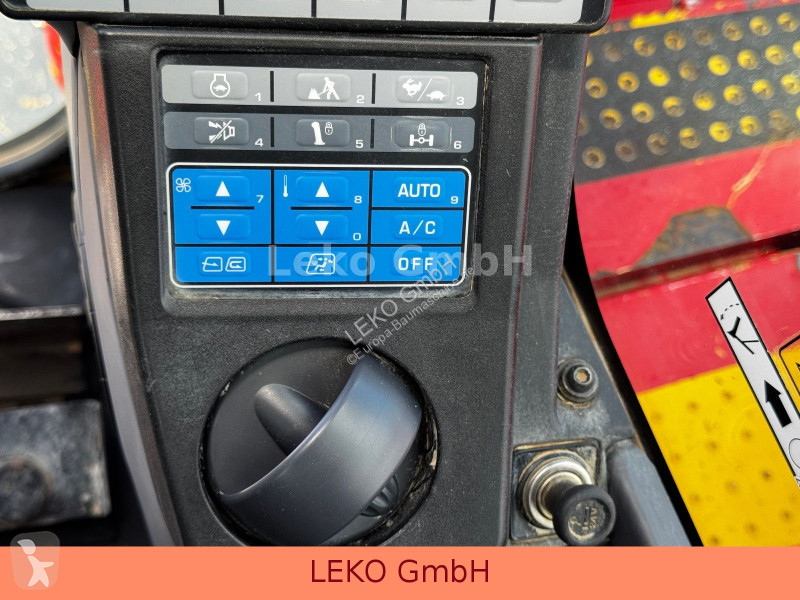 Rýpadlo Komatsu PW118MR-8 Mit Drei Löffeln
