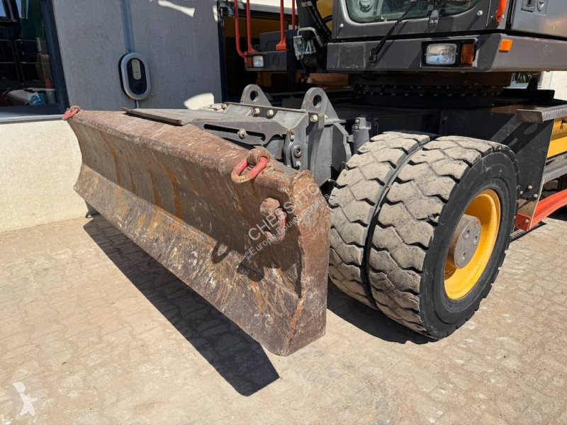 جرافة Volvo 220 E 220 - 180 -