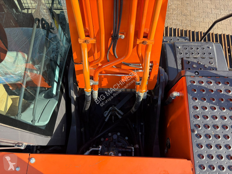 Escavadora Hitachi ZX220LC-5G