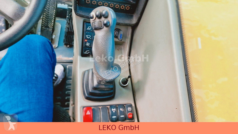 جرافة Yanmar B 95W Mit Drei Löffeln und Ein Hammer