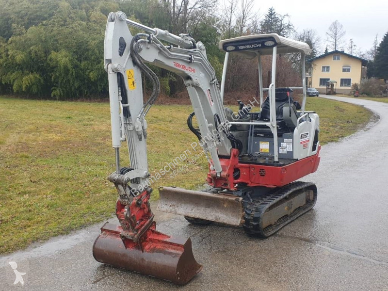 Escavadora Takeuchi TB 225