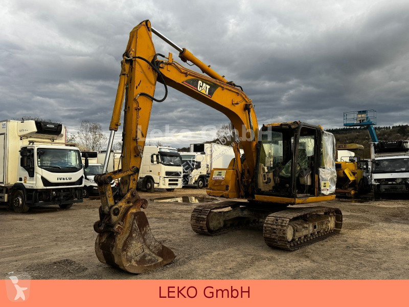 Rýpadlo Caterpillar 311C Mit Zwei Löffeln