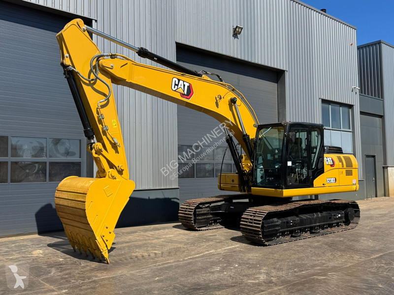 Lopatový nakládač Caterpillar 3