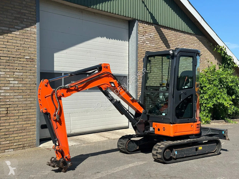 Escavadora Hitachi ZX26U-6CR