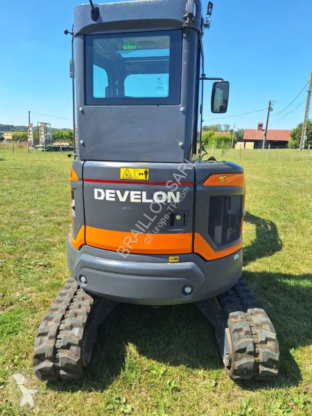 Escavadora Develon