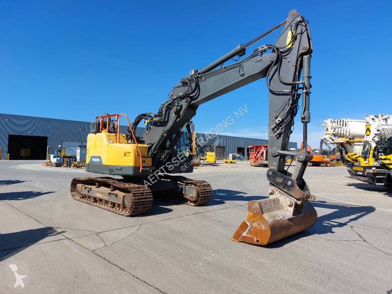 Escavadora Volvo ECR 235 E