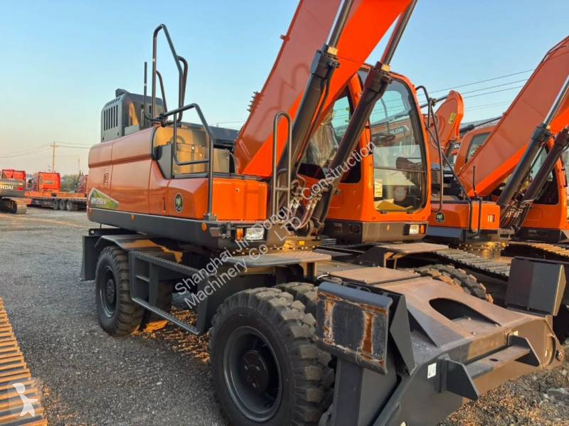 Lopatový nakládač Develon DX210W