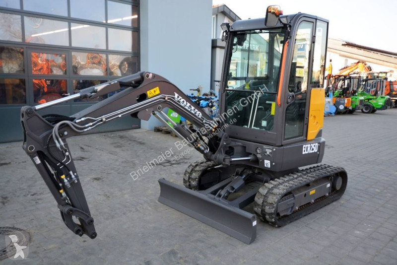 جرافة Volvo ECR D