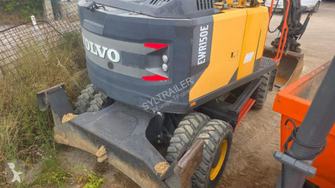 Escavatore gommato Volvo