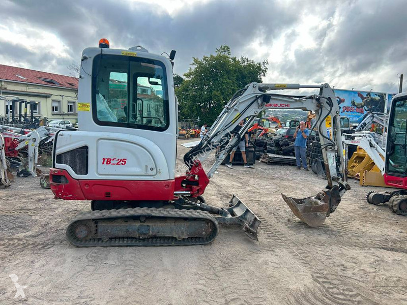 جرافة Takeuchi TB 225