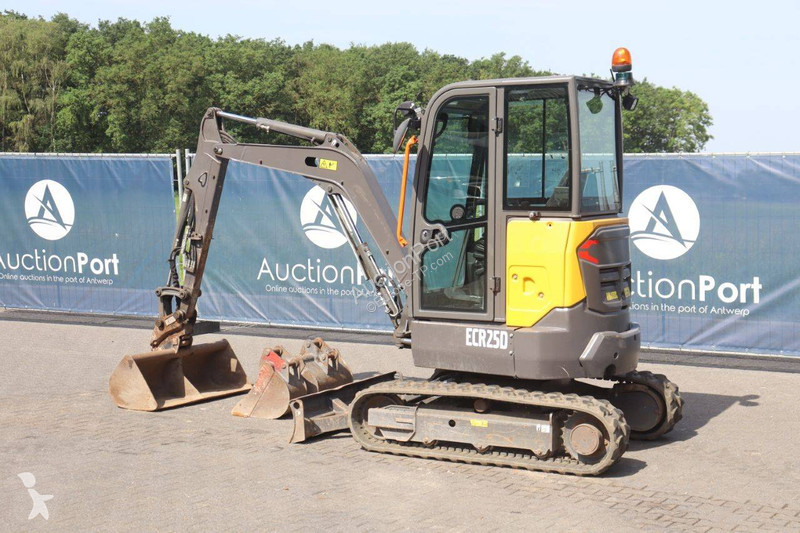 جرافة Volvo ECR25D