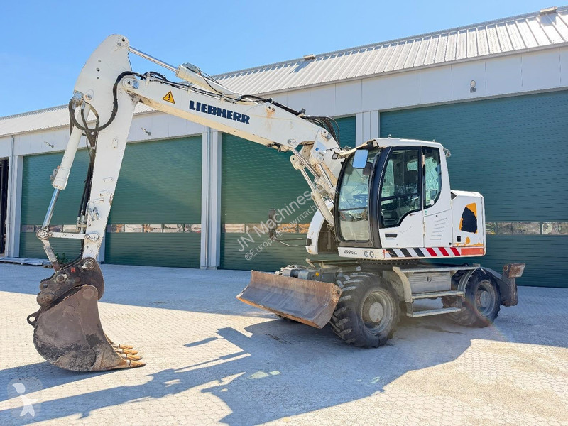 Lopatový nakládač Liebherr A Compact Outriggers...