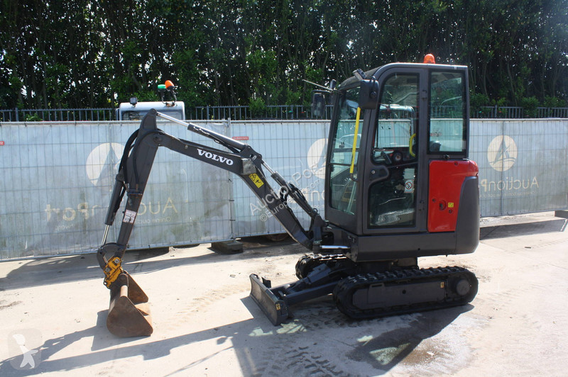 جرافة Volvo EC18D