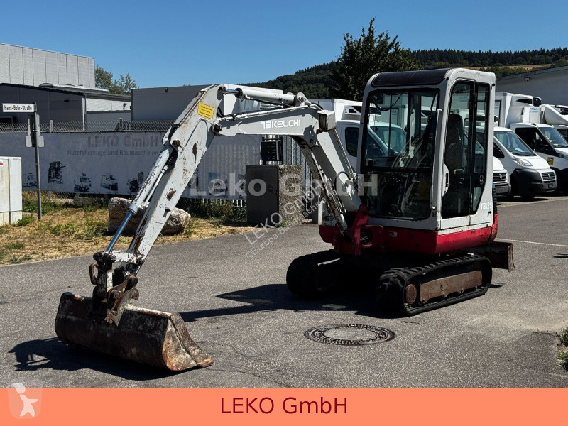 Pelle Takeuchi Mit Drei Löffeln