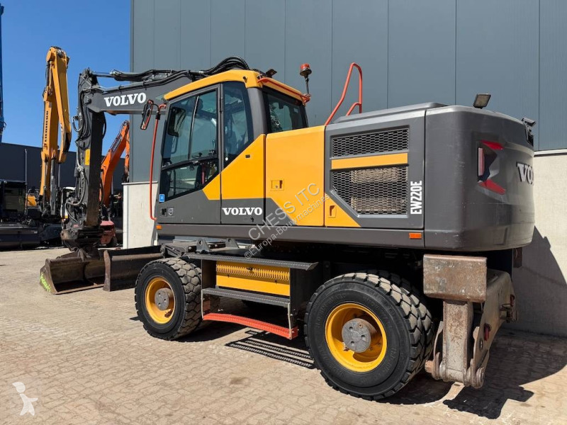جرافة Volvo 220 E 220 - 180 -