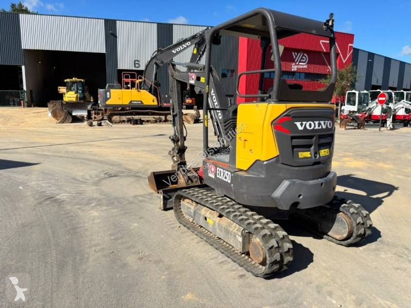 Escavadora Volvo ECR25D