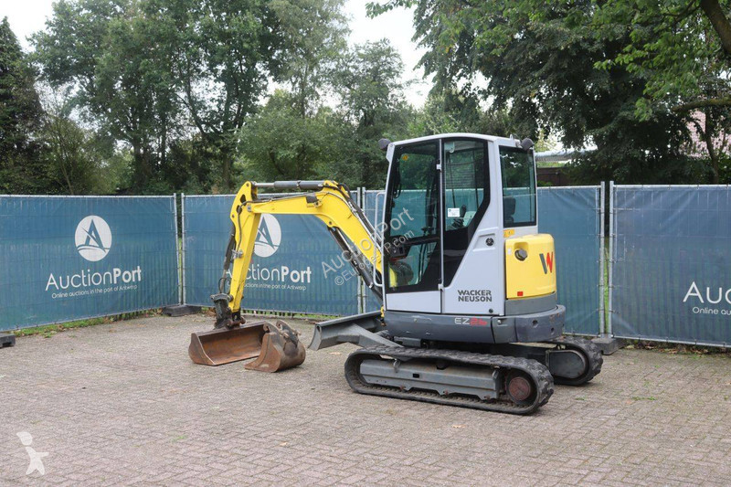 جرافة Neuson EZ26