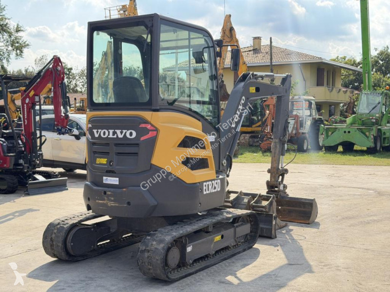 جرافة Volvo ECR25D