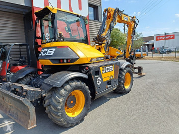 Pelle sur pneus JCB