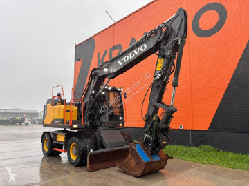 Pelle sur pneus Volvo