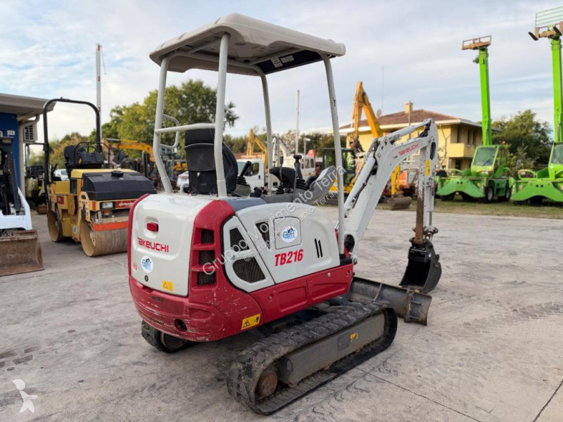 جرافة Takeuchi TB216
