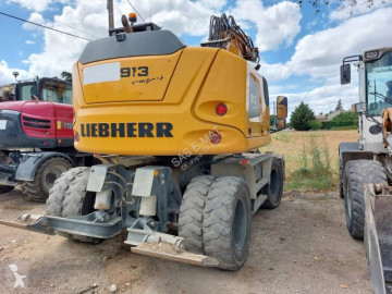 Graafmachine op banden Liebherr