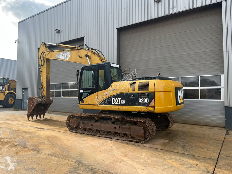 Excavator Caterpillar - bucket with teeth