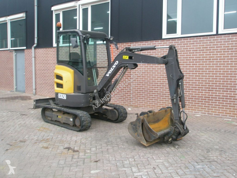 Lopatový nakládač Volvo ECR25D