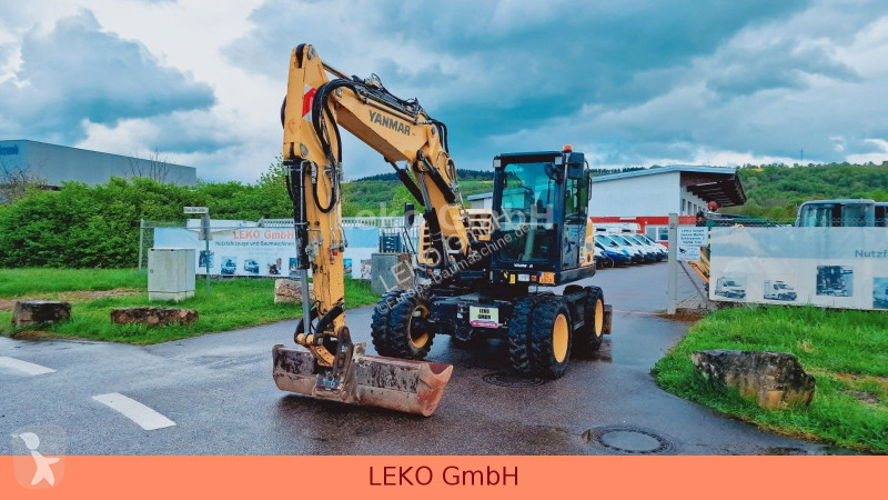 جرافة Yanmar B 95W Mit Drei Löffeln und Ein Hammer
