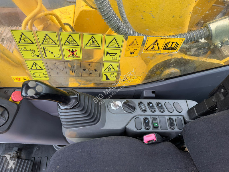 Lopatový nakládač Komatsu HB215LC-1 HB
