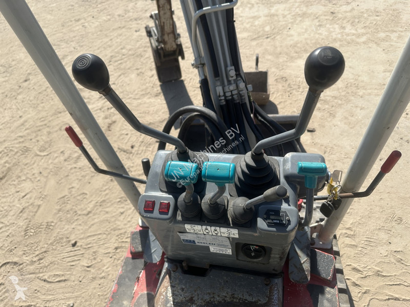 Excavadora Takeuchi 3 buckets